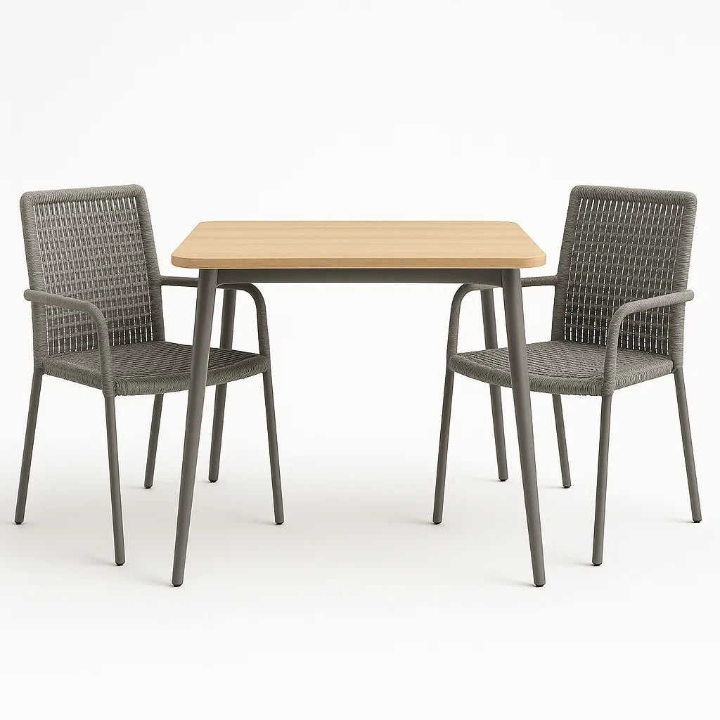 Aluminium Tisch mit Holzoptik und 2 graue Polyesterrattan Stühle