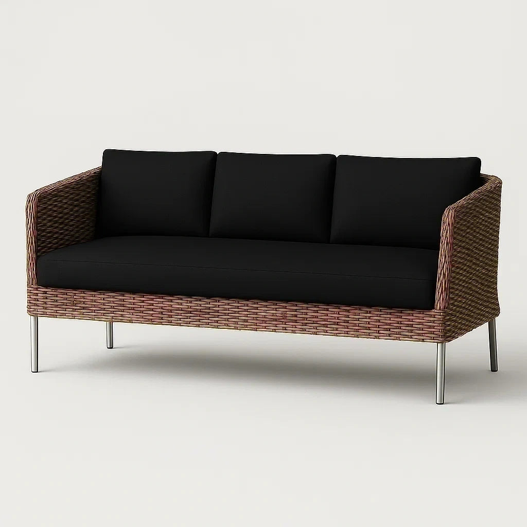 Rattan-Sofa mit schwarzen Polstern, Dreisitzer